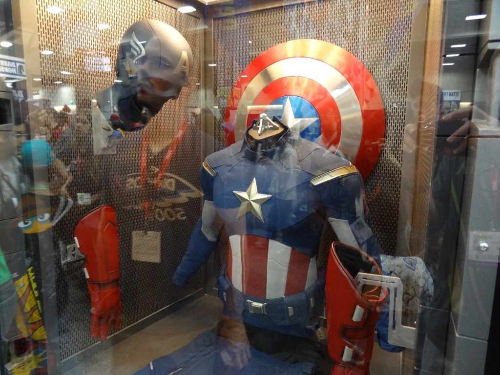 San-Diego-Comic-Con-2011-Captain-America-Avengers-Costume-03