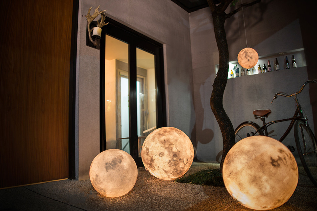 acorn-studio-luna-moon-lamp-2